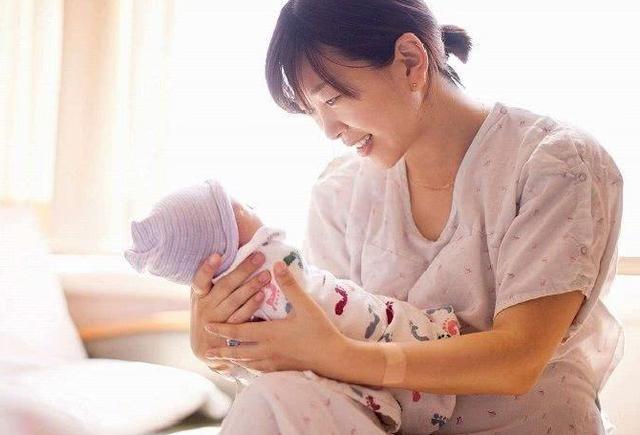 宝宝出生后第一个抱的人很重要，这类人不能抱，会降低孩子的福气