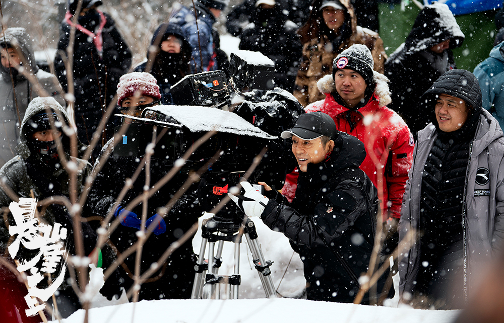 电影《悬崖之上》工作照曝光 张艺谋雪中执导拍摄