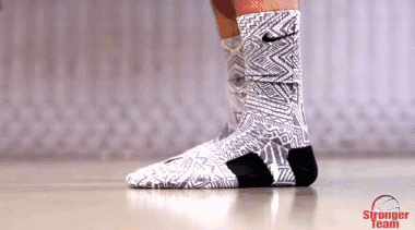 双脚前脚掌原地踮起十次各做30秒即可顺时针做完后再做一遍逆时针的