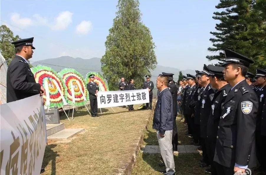 32岁的缉毒警察罗建宇在与毒贩搏斗过程中,不幸被毒贩刺中胸部,后经