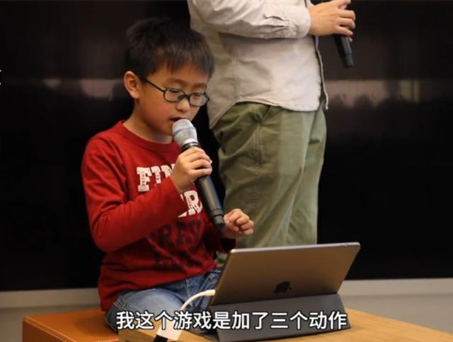 在vita君4岁半的时候,周爸爸有意识地让孩子接触编程游戏,幼儿园快
