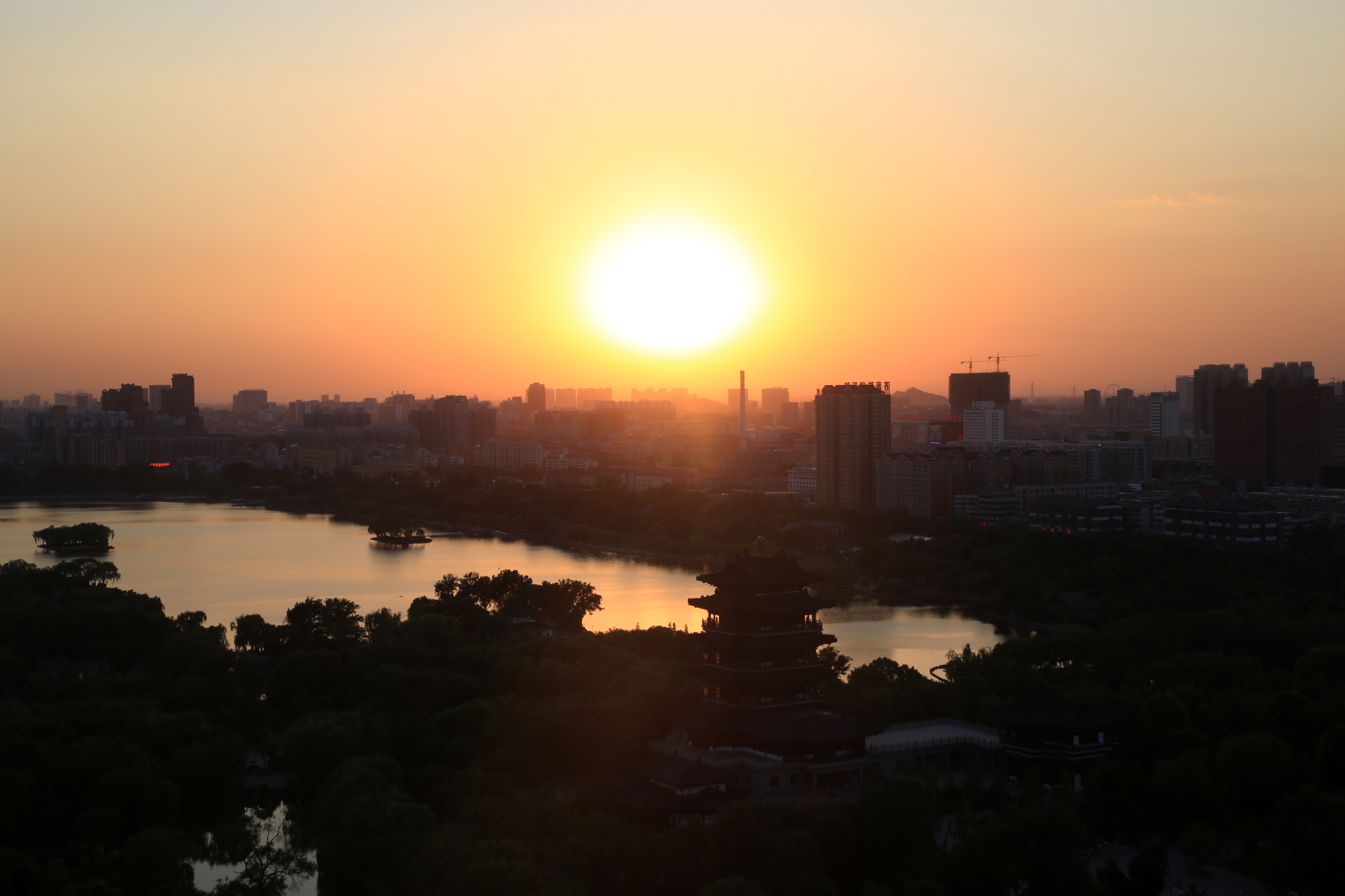 青山依旧在,几度夕阳红,那一抹残阳晚照,挽留了几许暮色中的丽景.