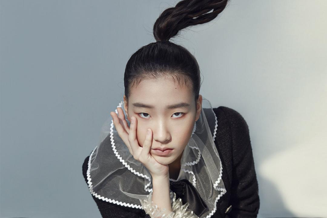 小s女儿硬照挑战高马尾辫 时尚表现力丝毫不输妈妈