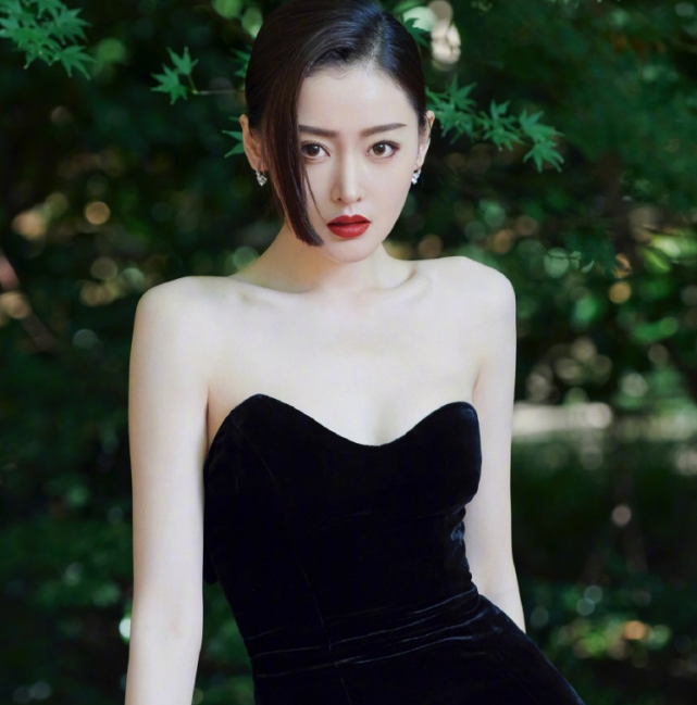 有种"撩人"叫张天爱的西装泳衣,本以为会很正经,结果美到心动