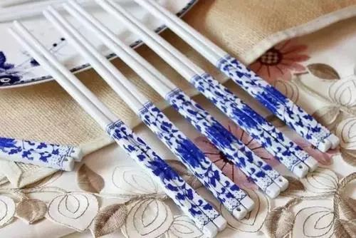 钛筷子优缺点对比陶瓷筷子 394291a7874345c8a624f5056b398b76.jpeg