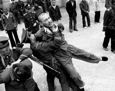 1983年严打老照片:图2犯人被押往刑场 最后一张令人胆寒