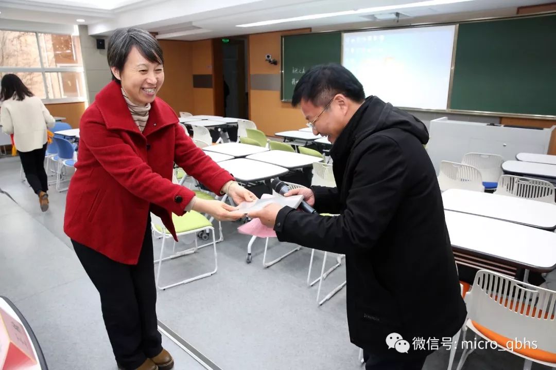 随后,七宝中学党委书记,校长朱越致辞,她向与会的专家和老师们表达了