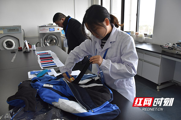 实验室开放日丨开了眼界,校服文具家具质量原来这样检验-聊聊校服 实验室开放日丨开了眼界,校服文具家具质量原来这样检验