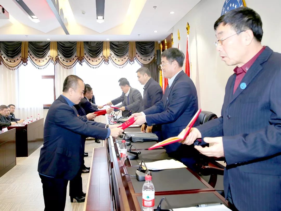 会议由市政府副秘书长宋顺杰主持.