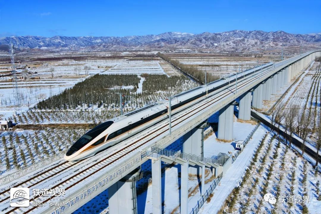 震撼实拍京张高铁列车在风雪中驶出新八达岭隧道