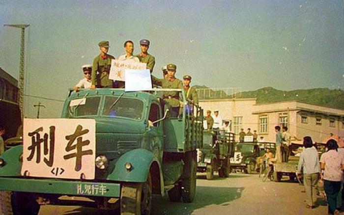 1983年严打老照片:图2犯人被押往刑场 最后一张令人胆寒