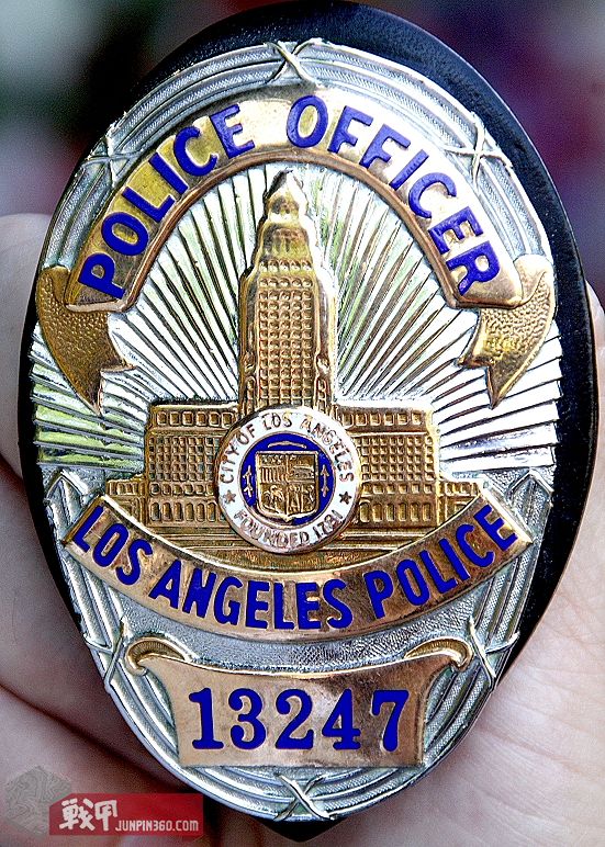 对于美国警察来说,警徽是身份的象征,代表了一个警察的荣誉和权力