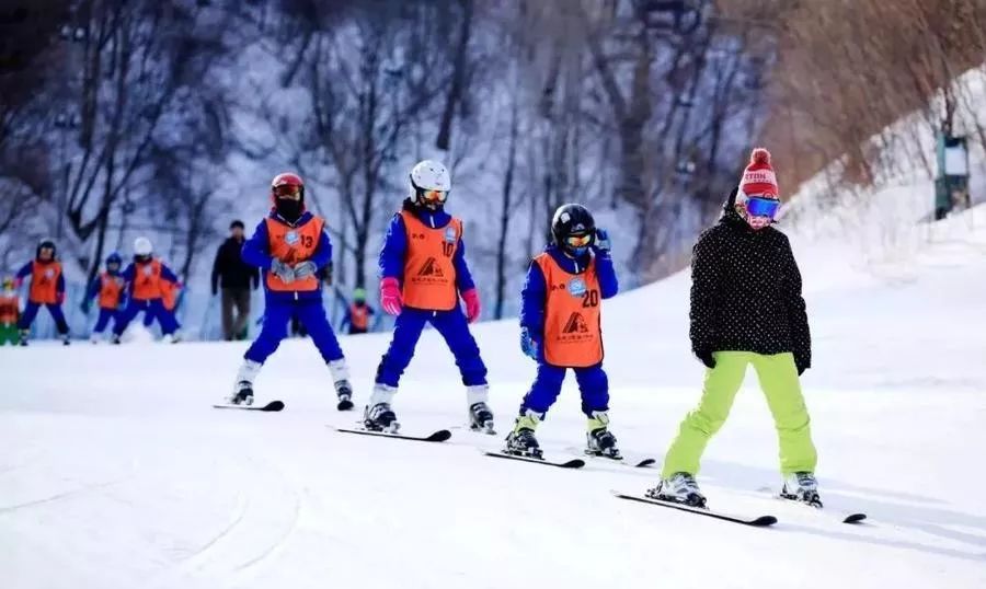 【寒假】爱上滑雪从此孩子每个冬天都将充满期待！谈球吧体育(图4)