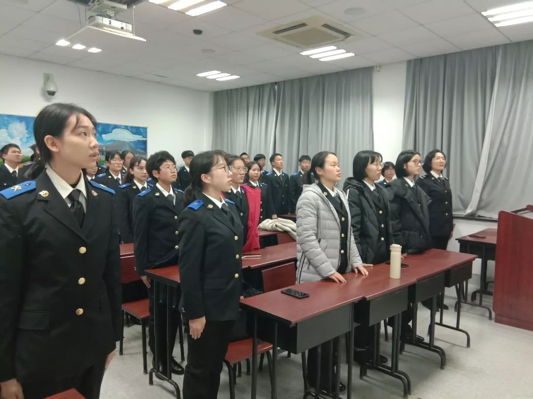 全体同学统一更换了上海海关学院制服,英姿飒爽,展现管二新风采.