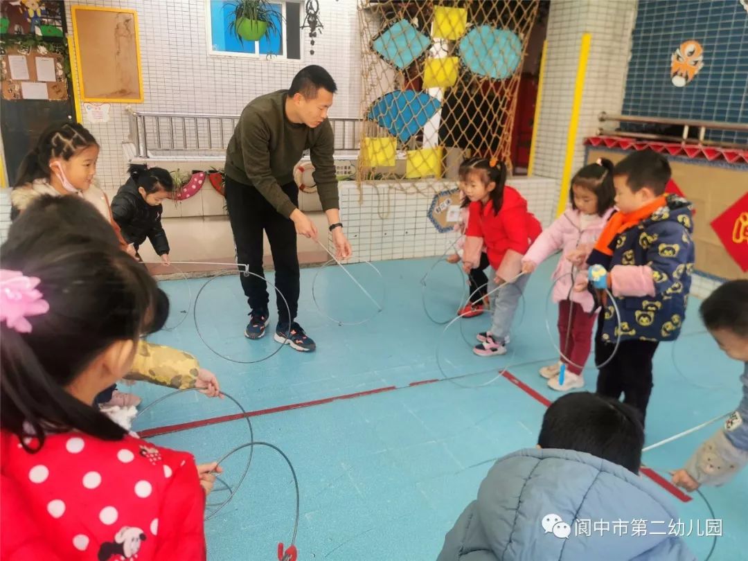 第二幼儿园:开展"那些年我们玩过的游戏"家长进课堂活动