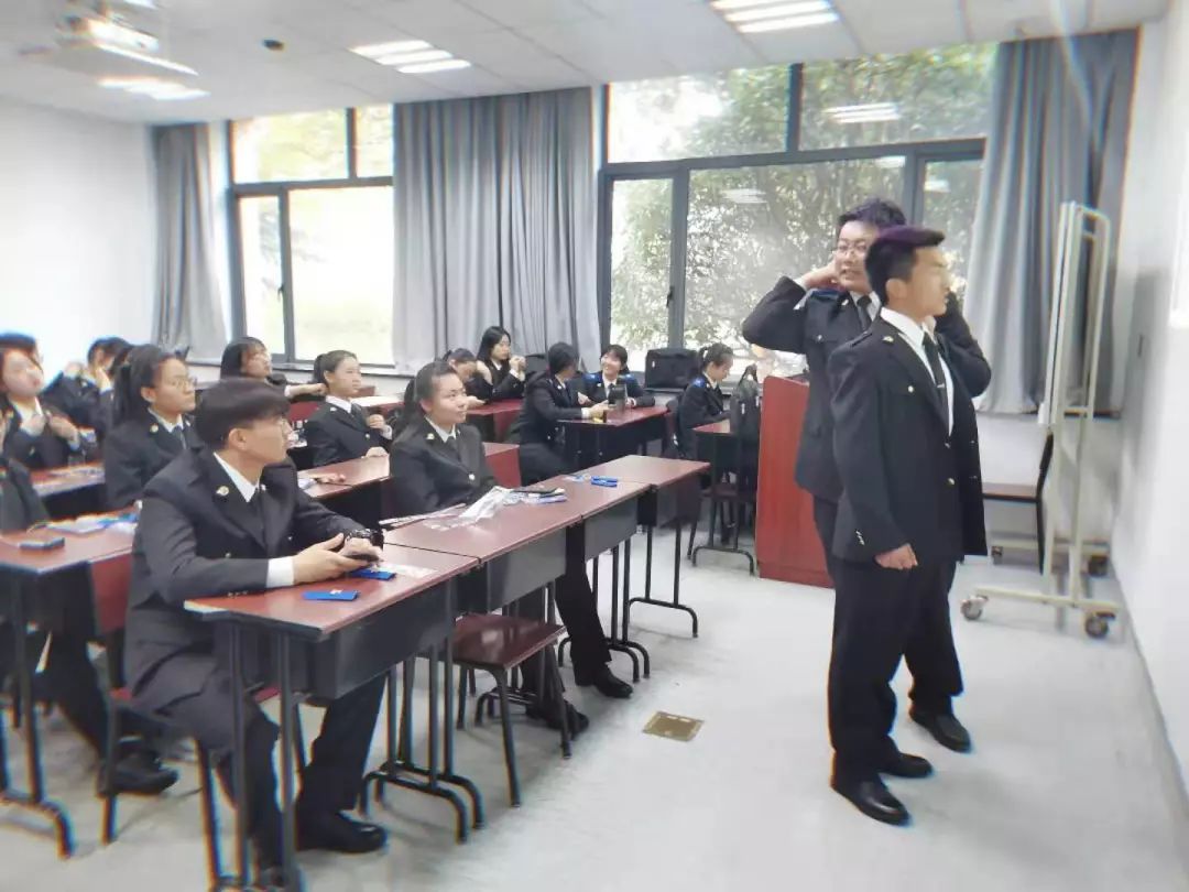 全体同学统一更换了上海海关学院制服,英姿飒爽,展现管二新风采.