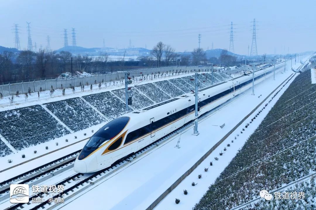震撼实拍京张高铁列车在风雪中驶出新八达岭隧道