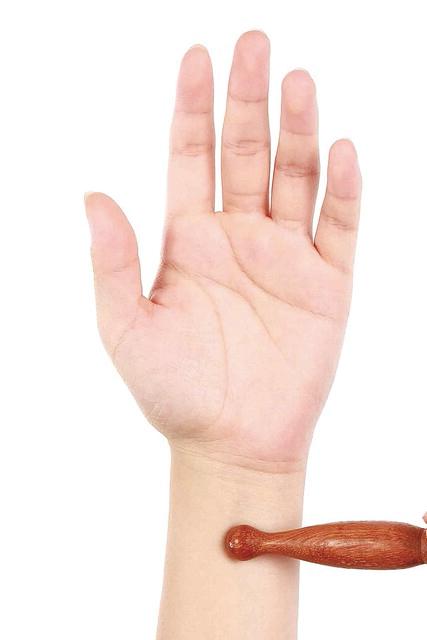 手法:指压法 点揉法 位置:位于前臂,腕横纹往上2寸(即3横指宽),掌长