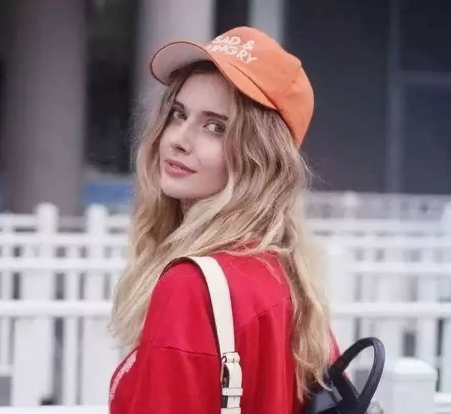 咋舌|加拿大妹子怀揣中国男友给的10万现金,结