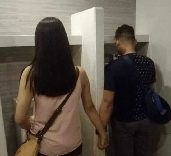 这妹子居然和男生手拉手上厕所搞笑囧图