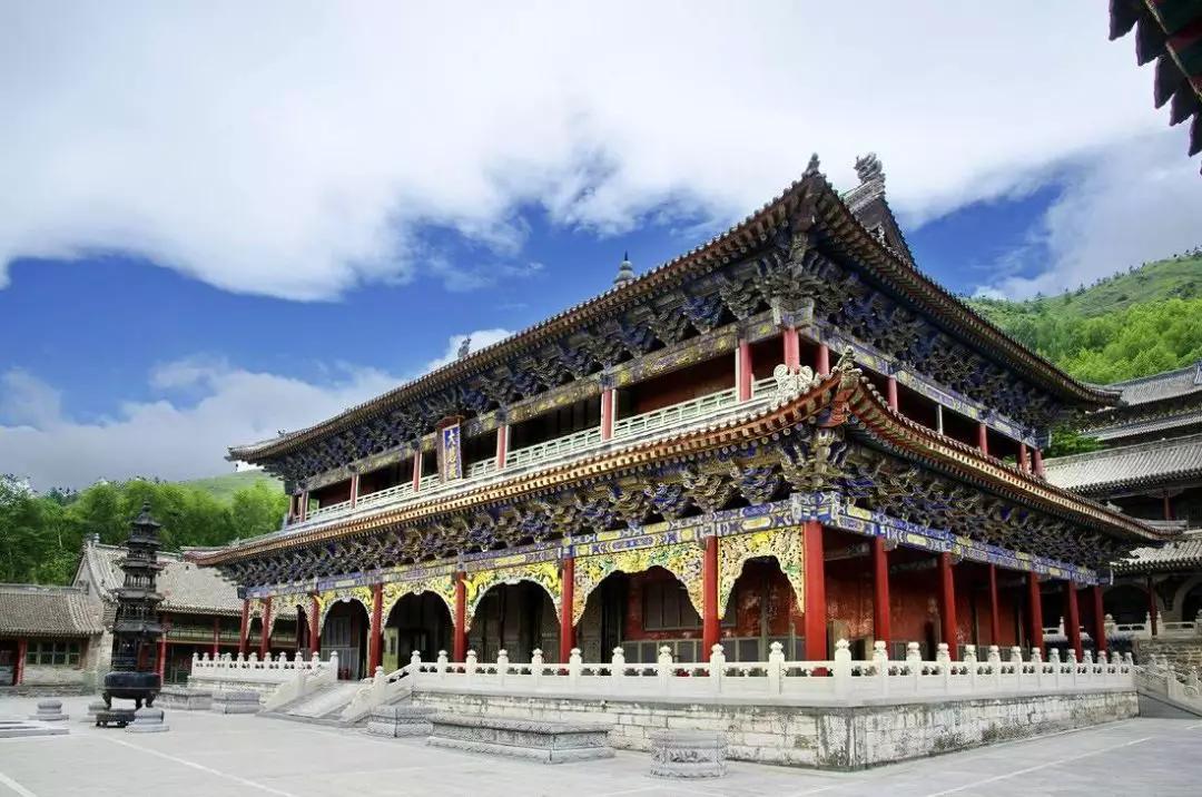 金阁寺位于山西五台山南台之北,中台之南,除五座台顶的寺庙建筑外
