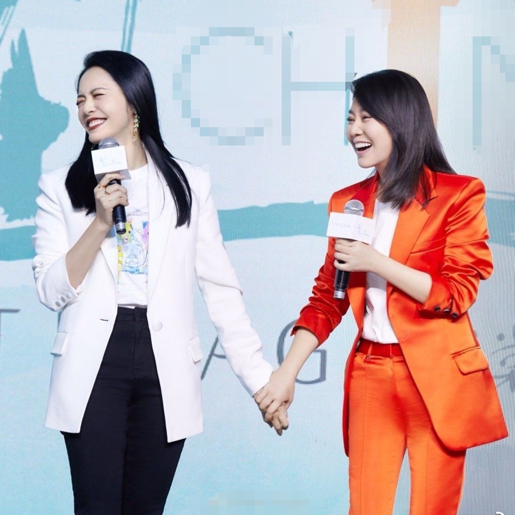 原创姚晨闫妮13年后同框,奔5中年女星太惊艳,同穿西装瘦腿裤好抢镜