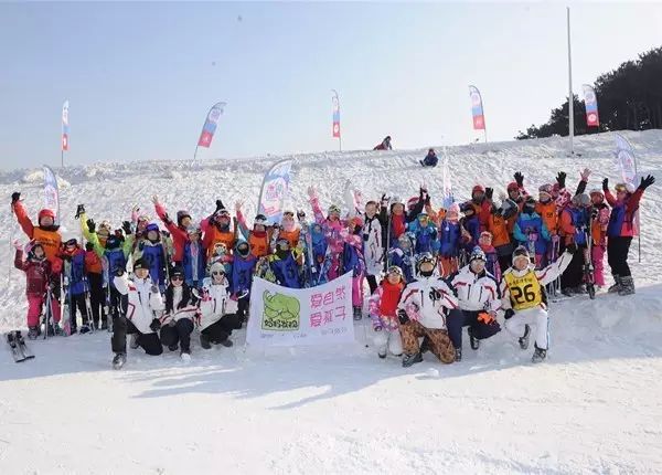 【寒假】爱上滑雪从此孩子每个冬天都将充满期待！谈球吧体育(图1)