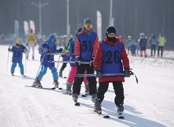 【寒假】爱上滑雪从此孩子每个冬天都将充满期待！谈球吧体育(图3)