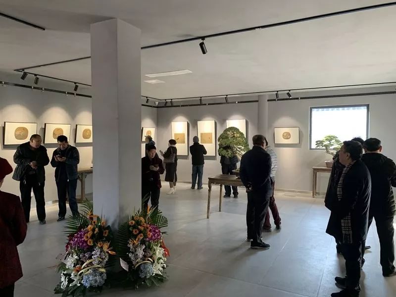 中正平和—丁学军工笔花鸟作品展在青州齐尚会馆举行