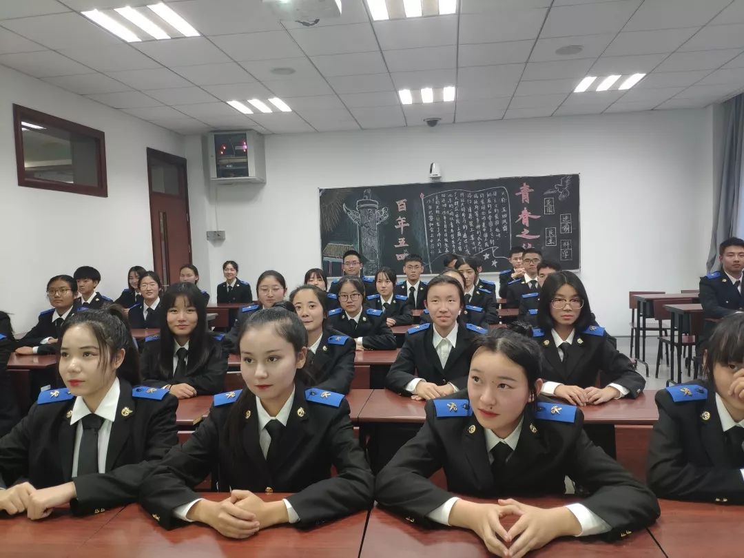 全体同学统一更换了上海海关学院制服,英姿飒爽,展现管二新风采.