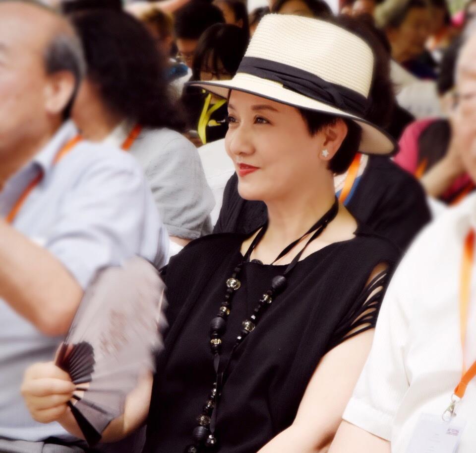 62岁张国立和妻子邓婕素颜近照,如今60岁终于当爹