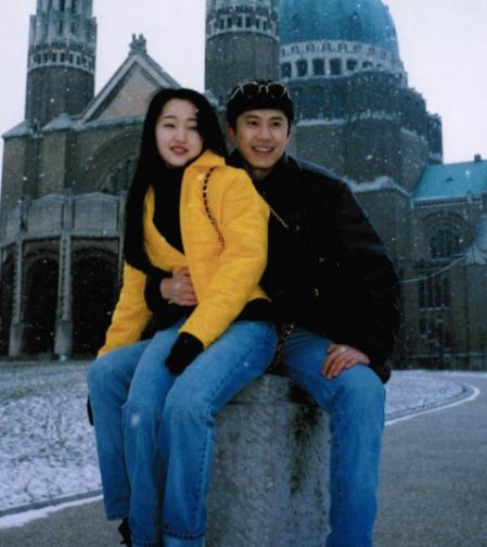 原创蔡明好友毛宁,娶圈外妻一家三口超幸福,今50岁黑亮皮衣再现经典