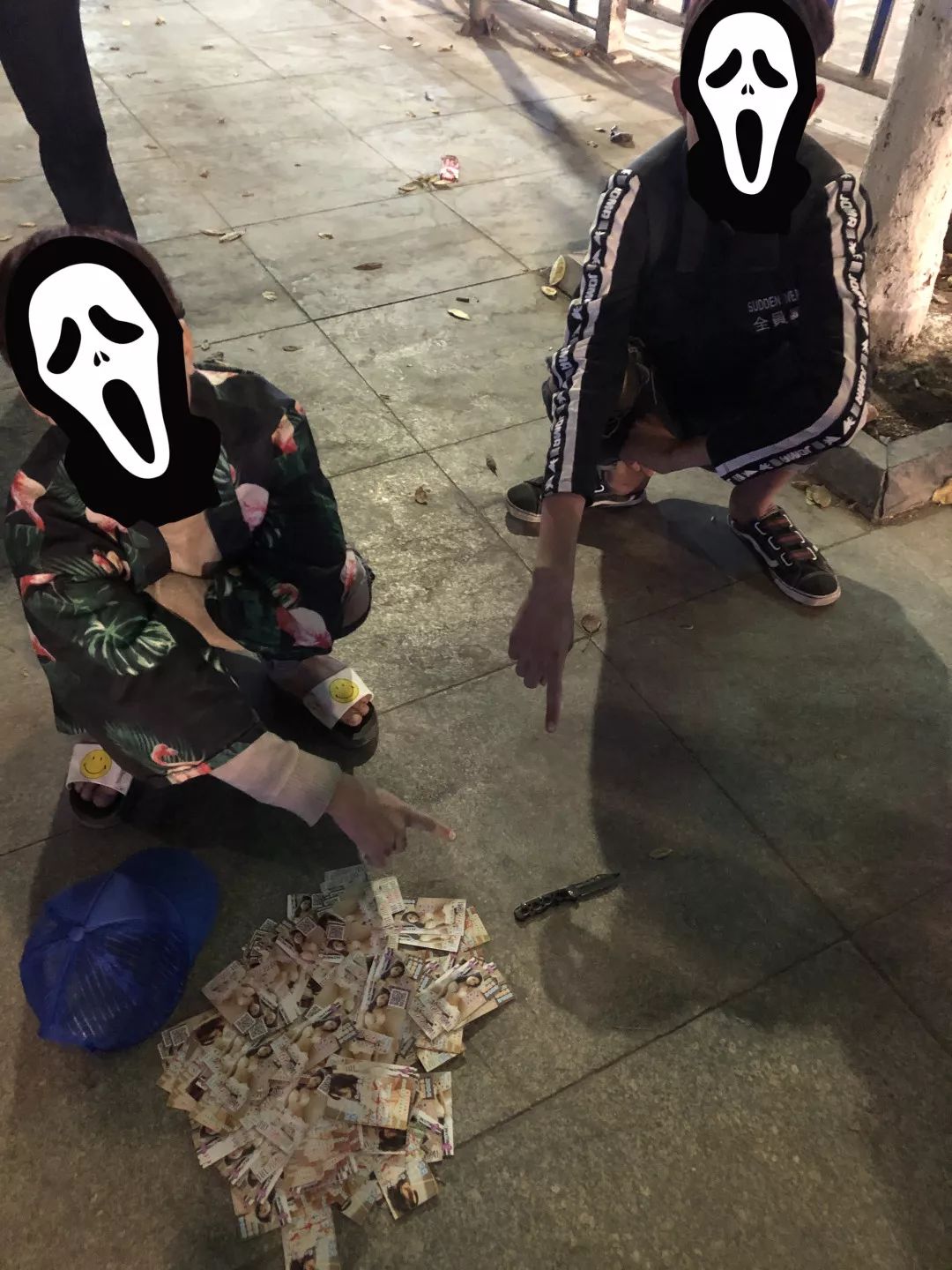 贺州两男子只因发了色情小卡片被抓背后的水太深了