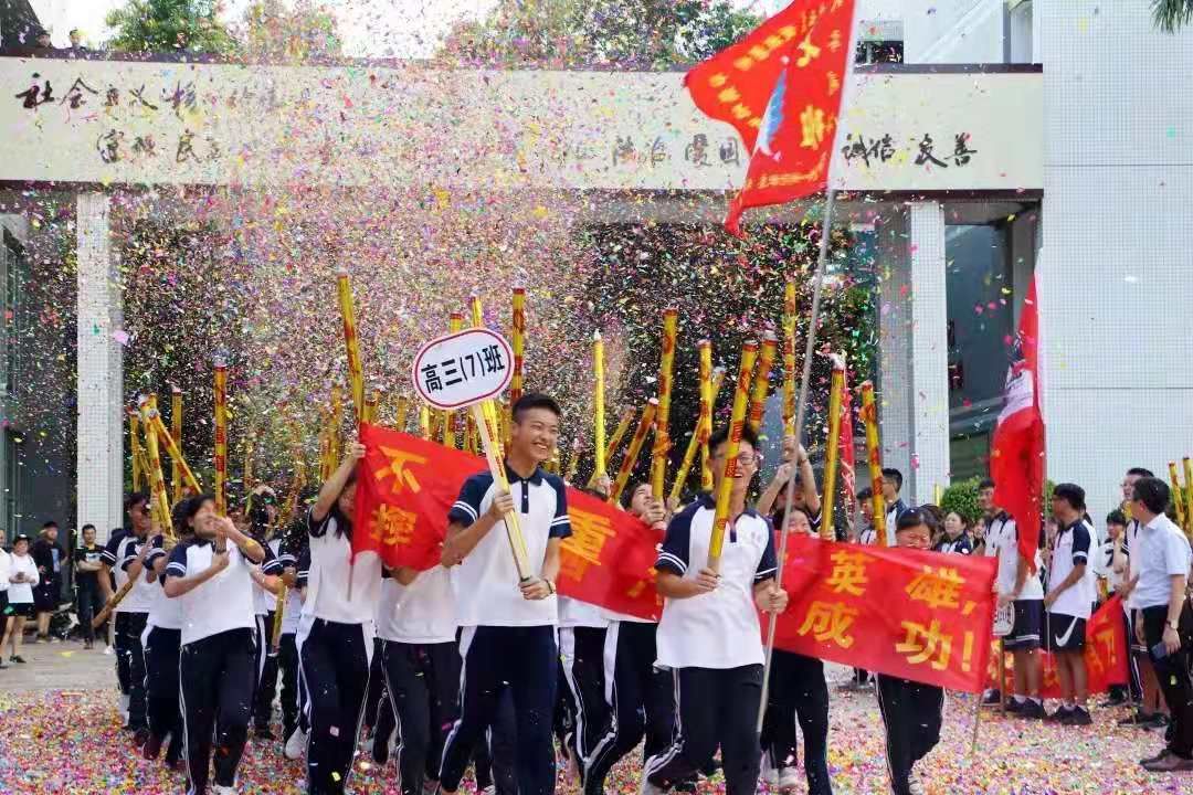 7,惠阳崇雅实验学校 黑白分割的校服 穿起来就让人特别自信啊 也是