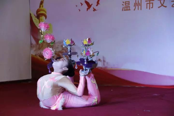 俗》,婉转凄美的越剧表演《十八里相送》,令人啧啧赞叹的杂技《柔术》