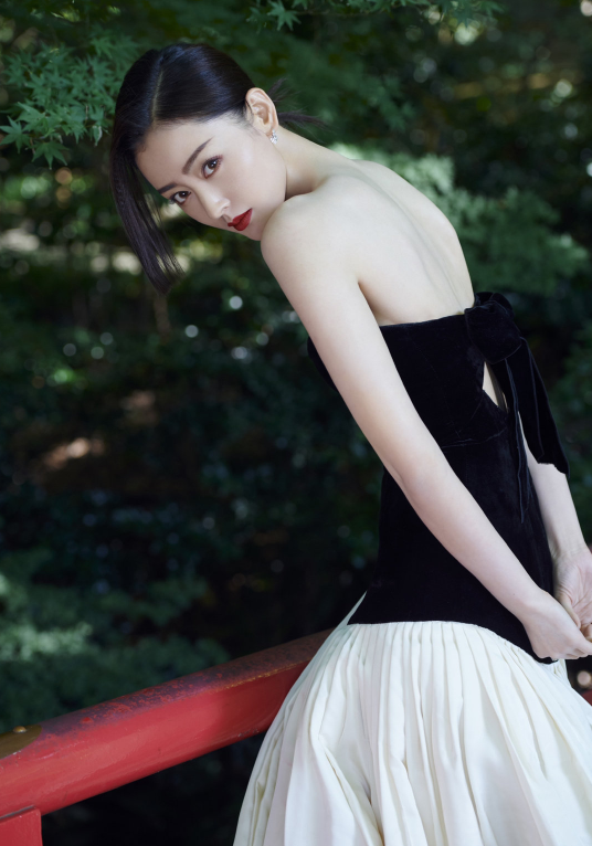 气质女生惊艳全场 1ea818915e1947dc9adc693d1eca5a3a.png