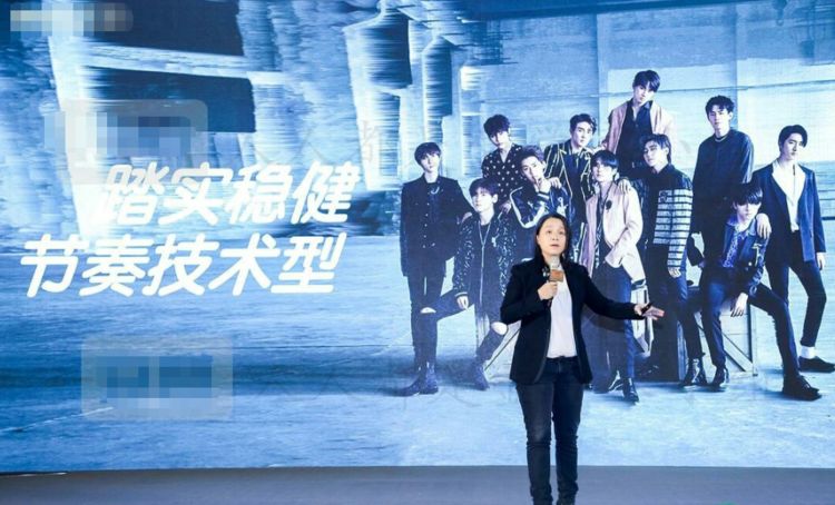 龙丹妮厉害了拿tfboys与r1se演唱会作对比粉丝回应让人笑出声