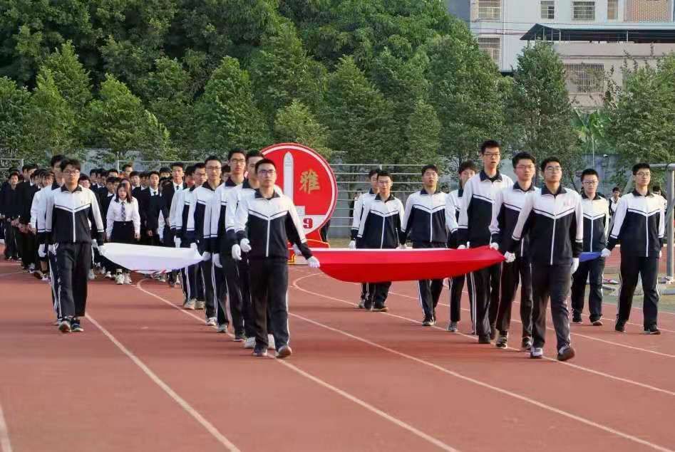 7,惠阳崇雅实验学校 黑白分割的校服 穿起来就让人特别自信啊 满满的