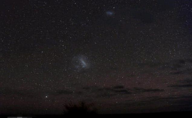 夜空中的大小麦哲伦星系,下方为大麦哲伦星系,上方为小麦哲伦星系