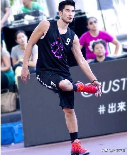 高以翔女友爸爸晒高以翔背影照，细节彰显素质