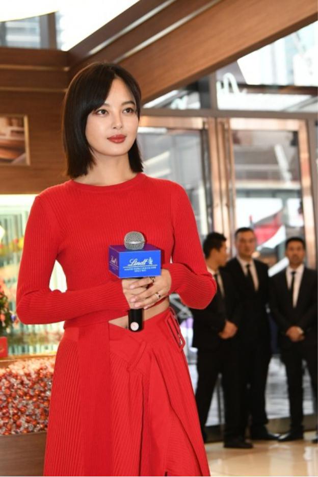 原创辛芷蕾真"偷着胖,穿紧身红裙露条缝,肉都"溢出来"了