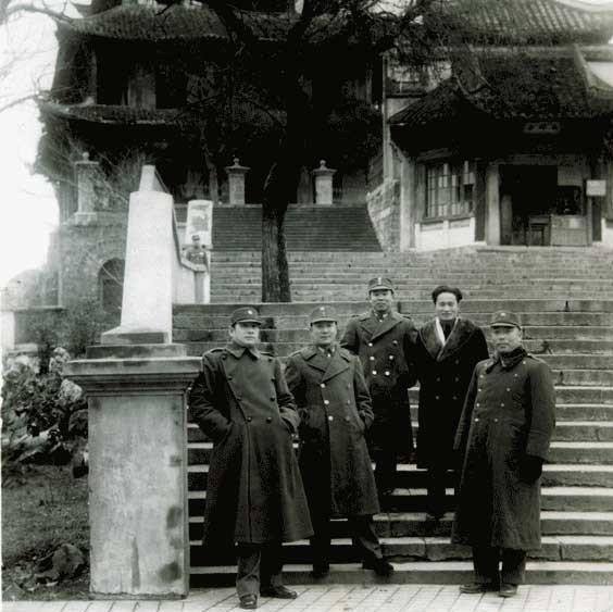 宴席进行到一半的时候,滨湖警备区副司令傅仲芳突然带人闯了进来.