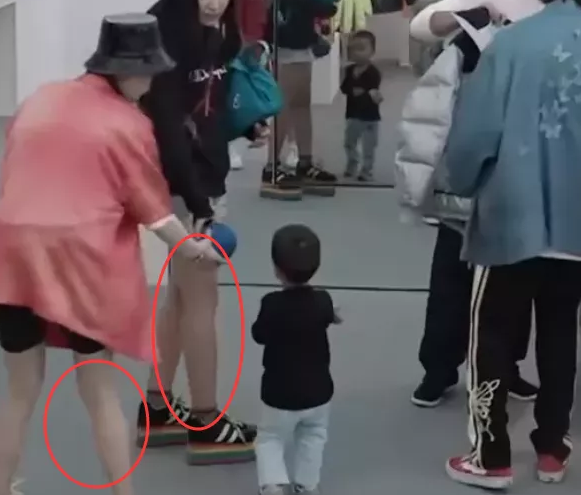baby和小朋友玩闹母爱爆棚,穿超短裤拍到双腿时,和路人差距太明显