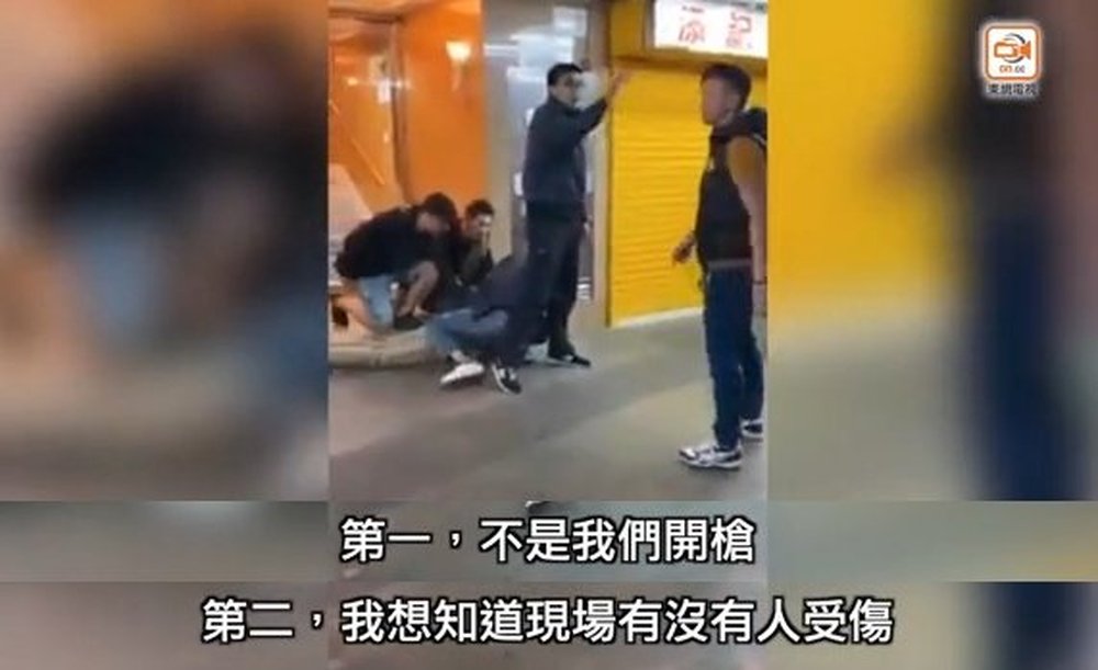 暴徒向港警开枪，围观者竟起哄阻挠警方执法