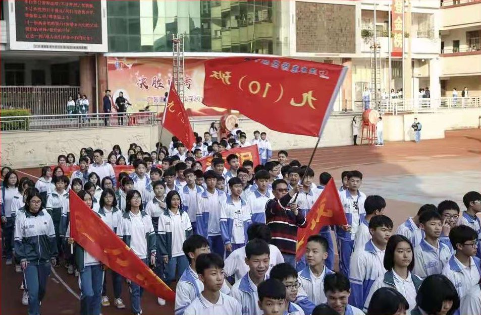 这套风格的校服沿用许久  学子们以身披一中校服为豪