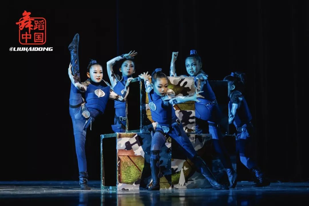 在五彩缤纷的世界里曹磊舞蹈作品专场晚会精彩剧照