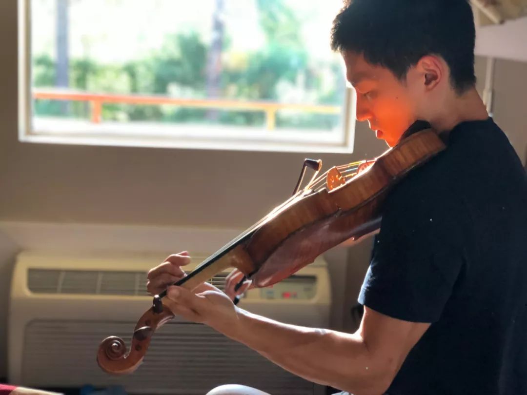 4岁因为父亲工作的原因去了海南,当地的老师说我在小提琴上非常有才能