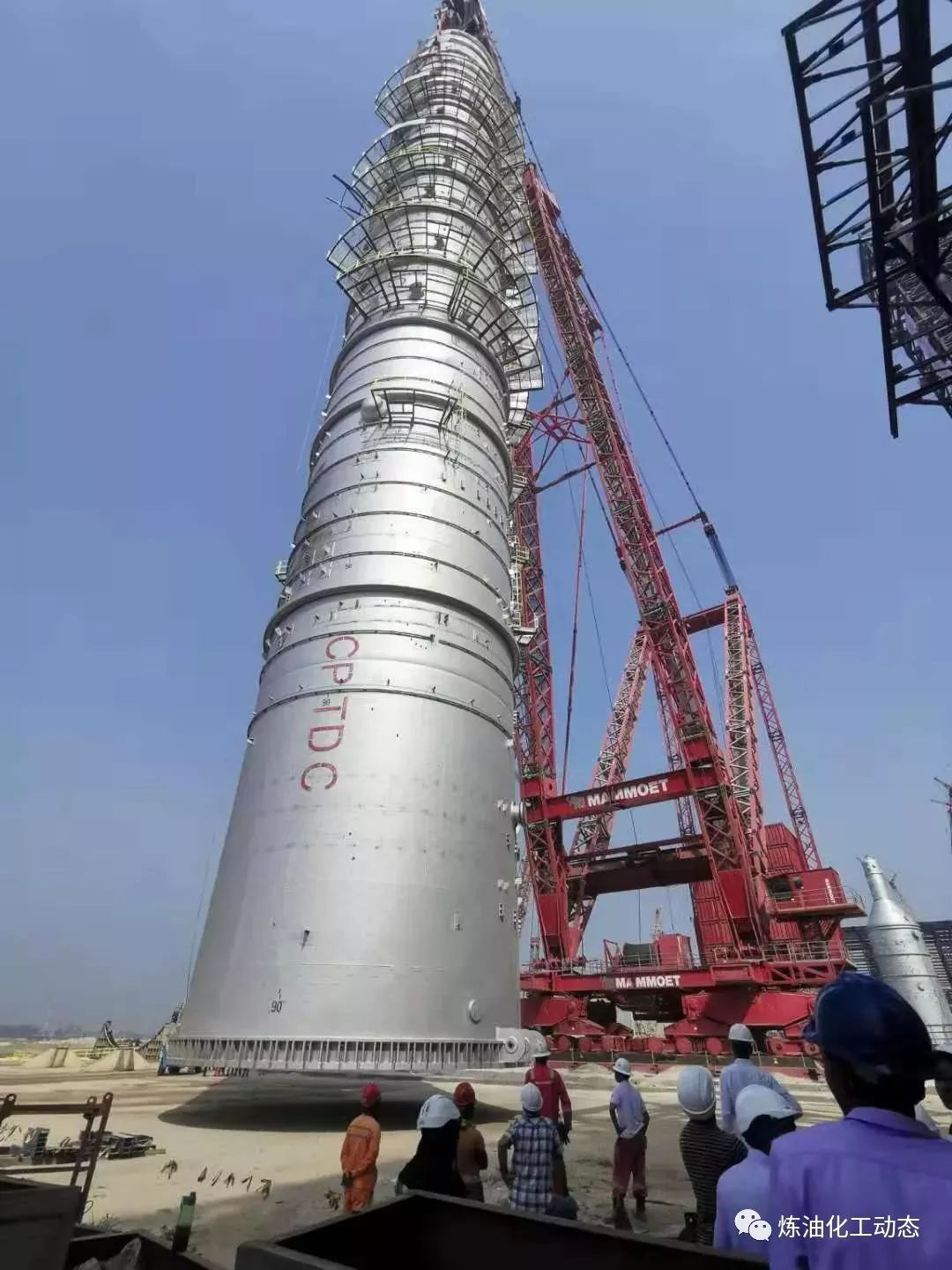 中国制造全球最大原油蒸馏塔一次吊装成功