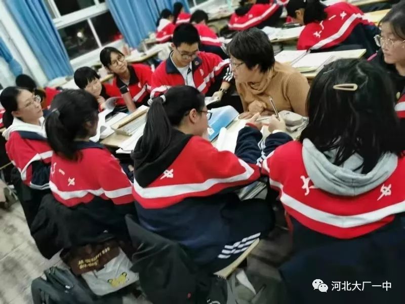 马成仁老师深夜伏案备课,作为班爸,牺牲陪伴幼小女儿的时间,呵护着班