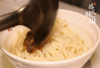 山西刀削面鲜嫩可口不油腻,没膻味尤其这驴肉乃走兽肉之上品一看就让